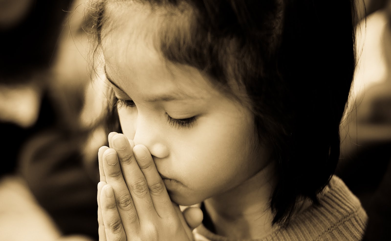 Молюсь я пою. Дети молятся Богу. Человек молится Богу. Девушка молится. Молитва фото.