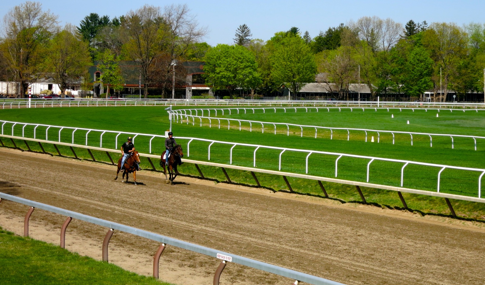 Horse track. Стадион для лошадей. Стадион для скачек. Стадион лошадиных скачек. Лошадиные бега стадион.