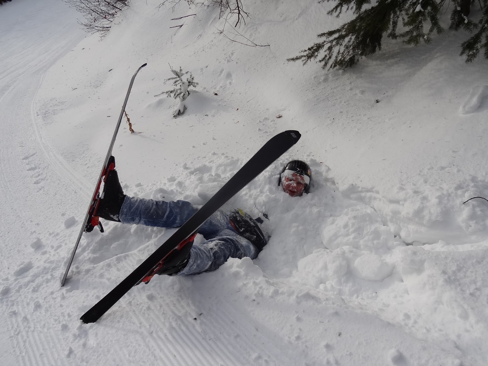 На этом снегу потерять лыжу значило тоже. Лыжник упал. Падает на лыжах. Лыжник в сугробе. Падение лыжника.